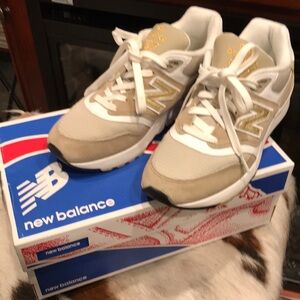 Tan/Gold, New Balance Men’s 7.5 wide, excellent condition, gently used.